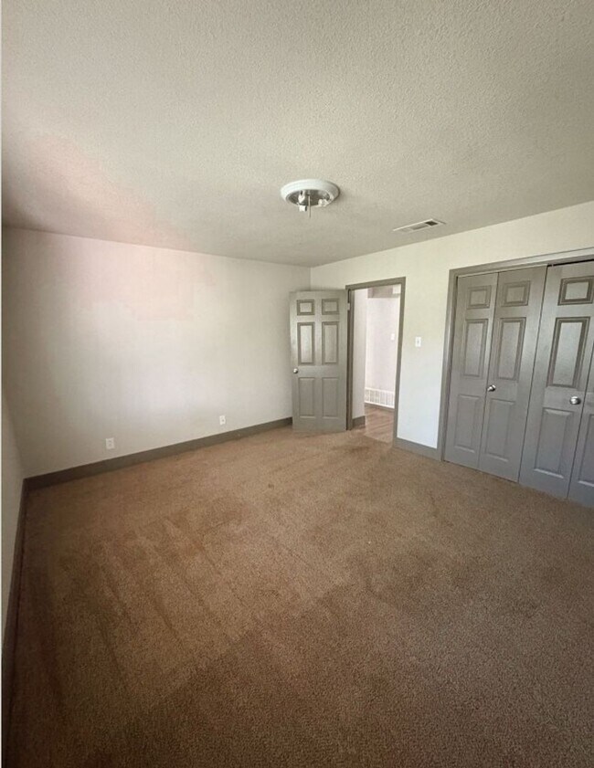 Building Photo - 204 W Mockingbird Ln