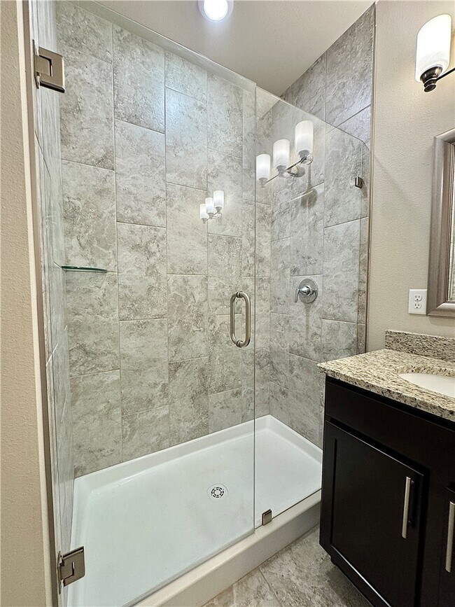 Building Photo - 707 NE Hts Ln