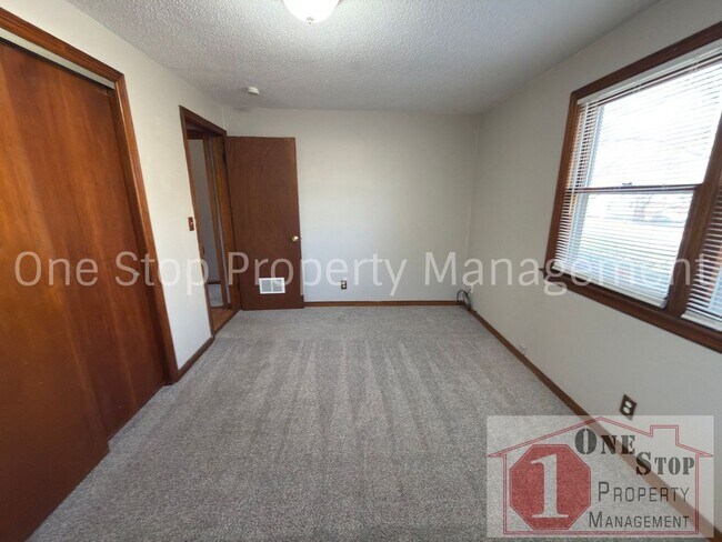 Building Photo - Amazing 3 Bedroom, 1.5 Bathroom in Raytown!