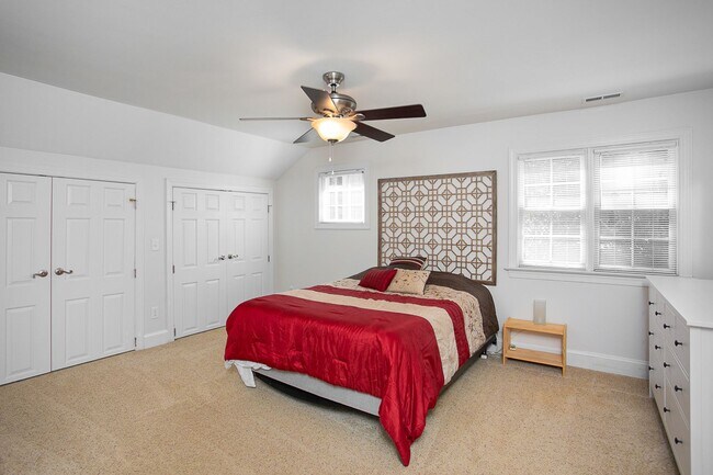 Building Photo - Contemporary 3-Bedroom 2-Bath Townhome in Chapel Hill Close to UNC and Hospital!