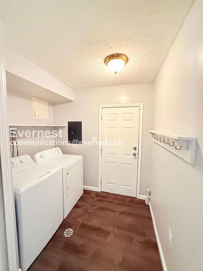 Building Photo - 9433 Sylvia St