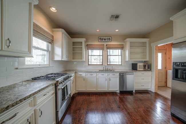 Building Photo - 1123 E 7th St