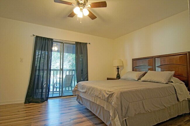 Building Photo - 2 bed 1.5 bath Townhome in West Pensacola~...