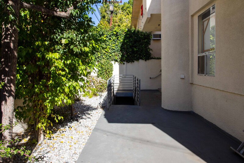 Building Photo - 627 N Sweetzer Ave