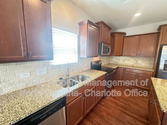 Building Photo - 3520 Larkhaven Ave SW