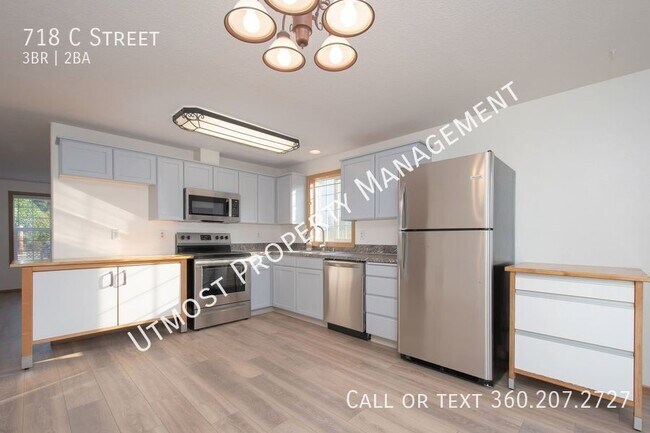 Building Photo - 718 C St