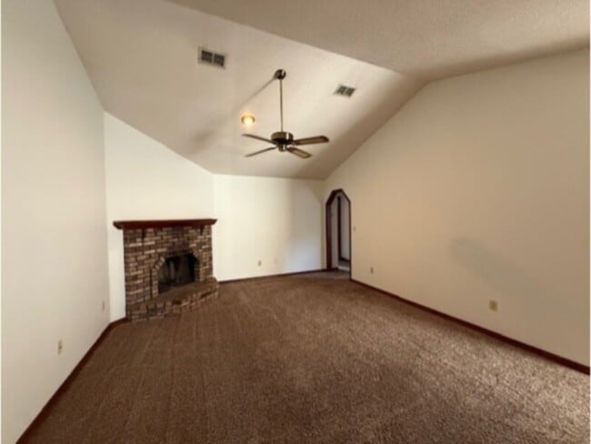 Building Photo - Great Value-2 Bedroom Villa- Includes Water and Lawn Care!