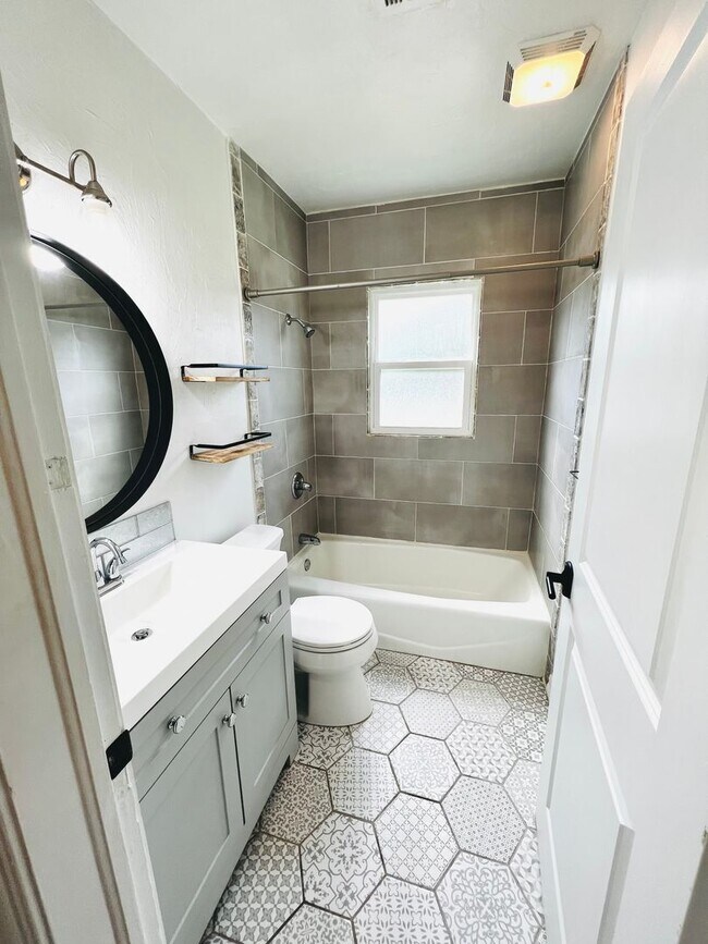 Building Photo - Cute 2BD 1BA Bungalow Home in Putnam Heights West!!!