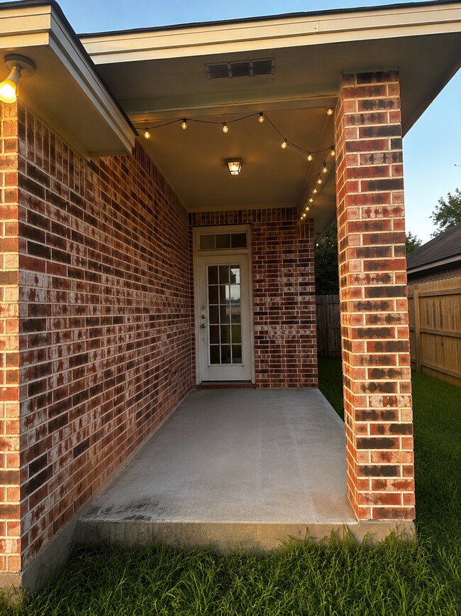 Building Photo - "Charming 3-Bedroom Retreat with Cozy Fireplace in College Station – 1485 Sq. Ft. of Comfort!"