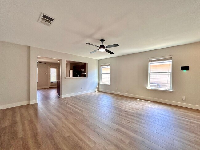 Building Photo - Inviting 4/BR 2/BA Home with Spacious Back...