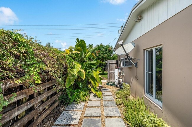 Building Photo - 8761 Ridgeland Dr