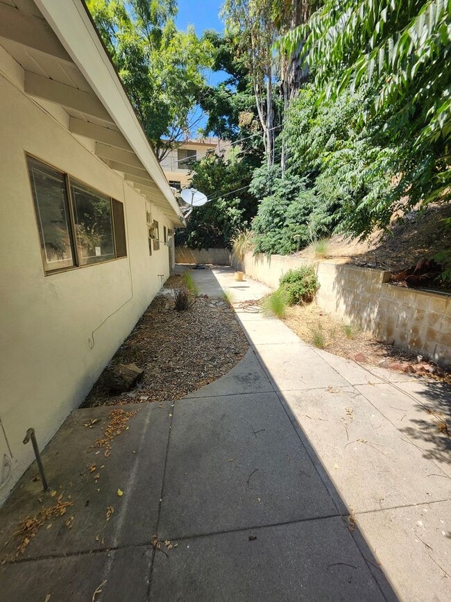 Building Photo - Newly Renovated! Spacious 4-Bed, 2-Bath Ho...