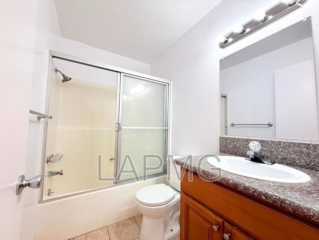 Building Photo - 1059 Western Ave