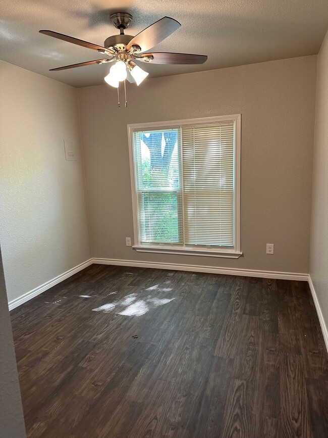 Building Photo - 3 Bedroom/1 Bath Home - Denton