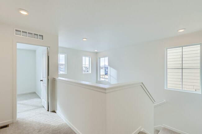 Building Photo - 637 Thistle Pl