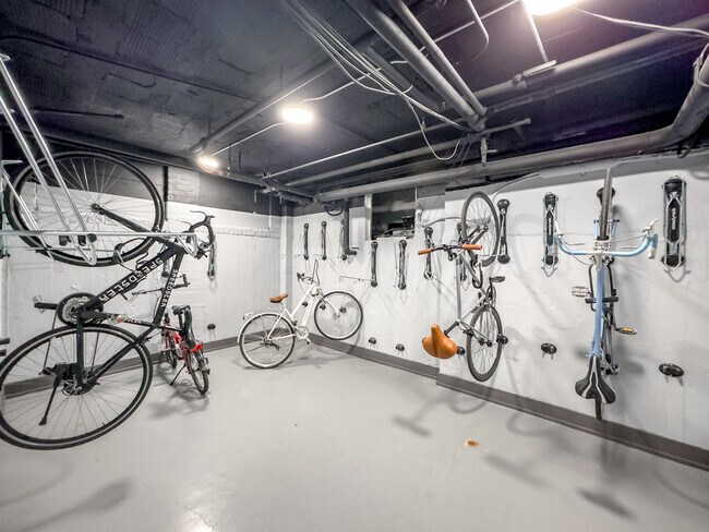 Building Photo - 545 W Belmont Ave