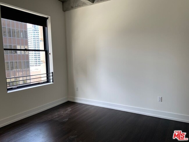 Building Photo - 727 W 7th St