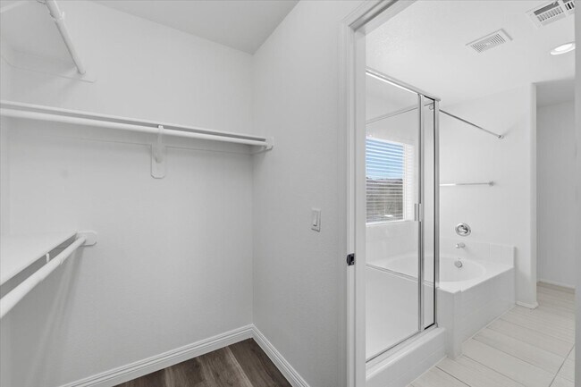 Building Photo - 752 Looking Bear Ct