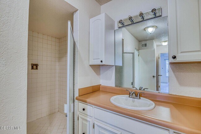 Building Photo - 6201 Escondido Dr