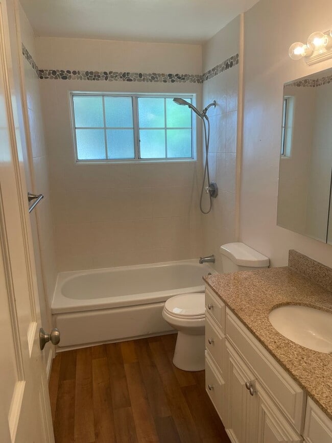 Building Photo - SPACIOUS 3BED, 2 BATH IN EXCELLENT SANTA C...