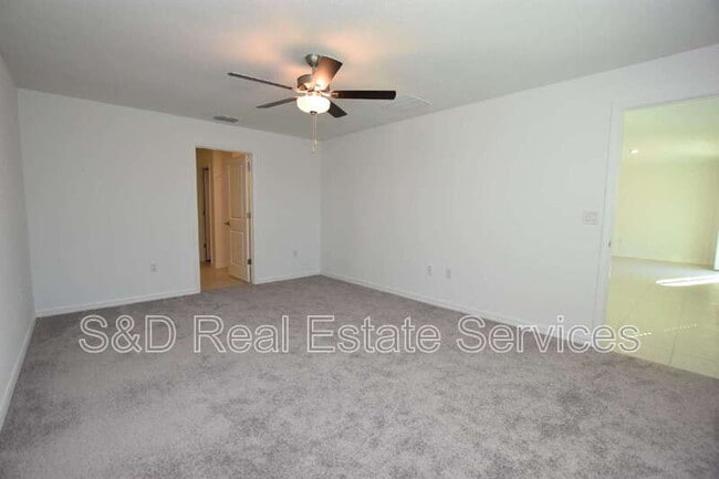 Building Photo - 1940 Red Loop