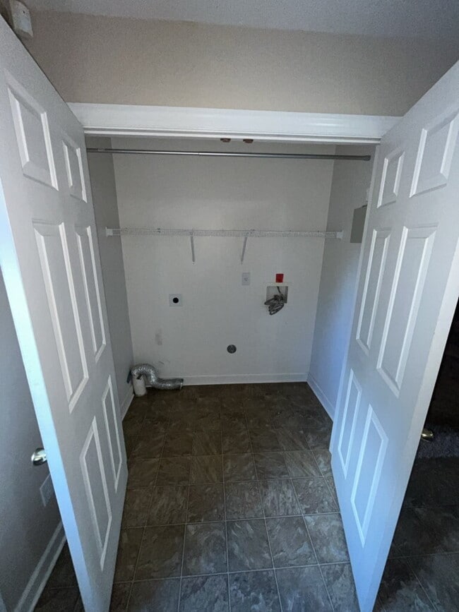 Building Photo - 310 Streamwood Dr