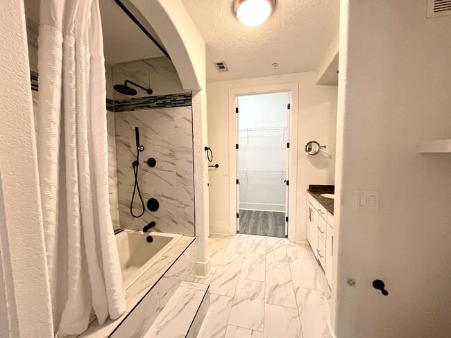 Building Photo - BEAUTIFUL CONDO WITH AMENITIES NEAR VANDER...