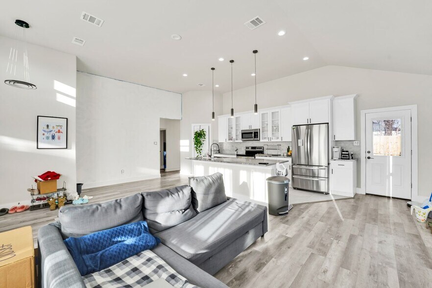 Building Photo - 4621 Collins Ave