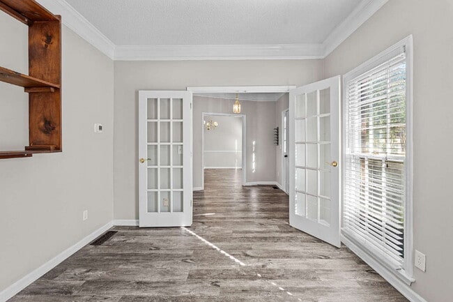 Building Photo - Three Bedroom Rental directly next to Arnall Middle School