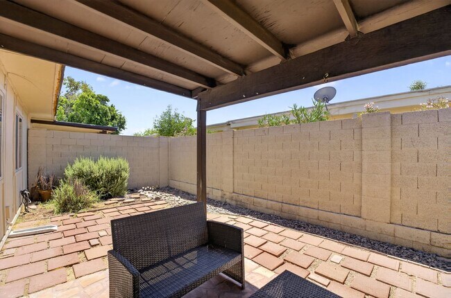 Building Photo - Modern Updated Tempe Townhome Near ASU & Downtown with Resort-Style Amenities