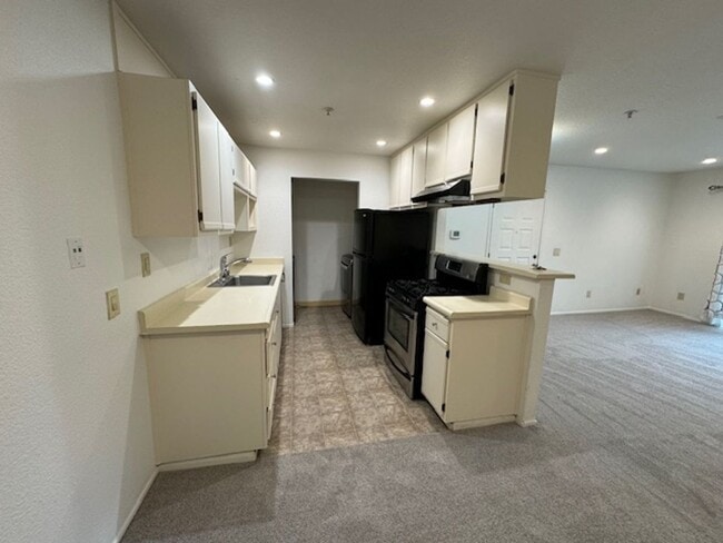 Building Photo - Beautiful 3 Bedroom, 2 Bathroom Upstairs C...