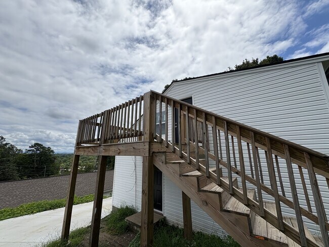 Building Photo - 1203 Karnes Ave