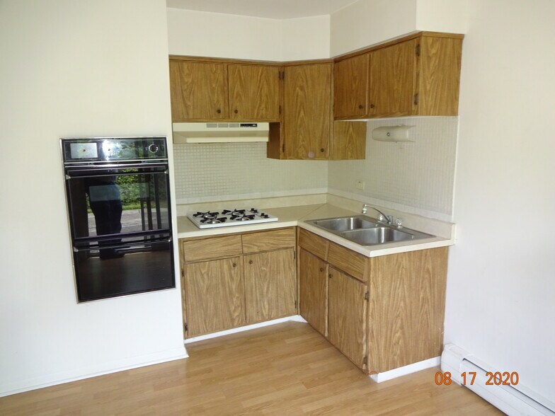 Eat-in Kitchen - 240 W Quincy St