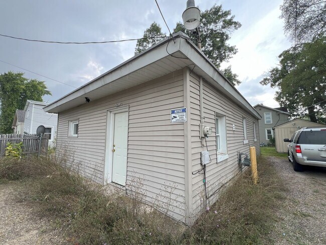 Building Photo - 526 E Eighth St