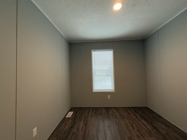 Building Photo - 38064 Leverette Ave