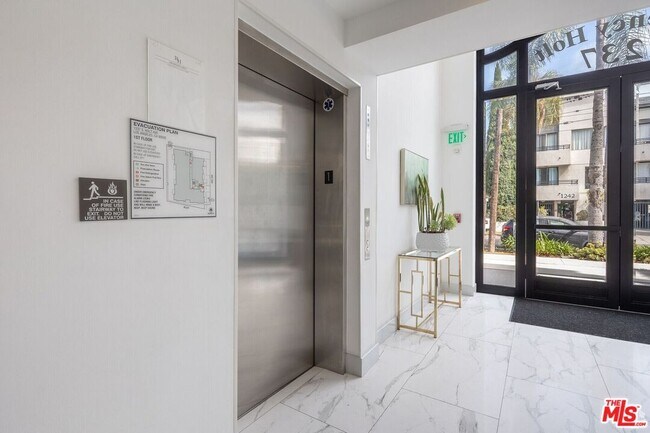 Building Photo - 320 N La Brea Ave