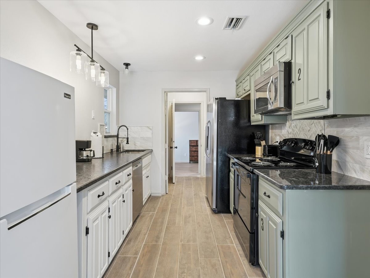 Building Photo - 7010 Lakeshore Dr