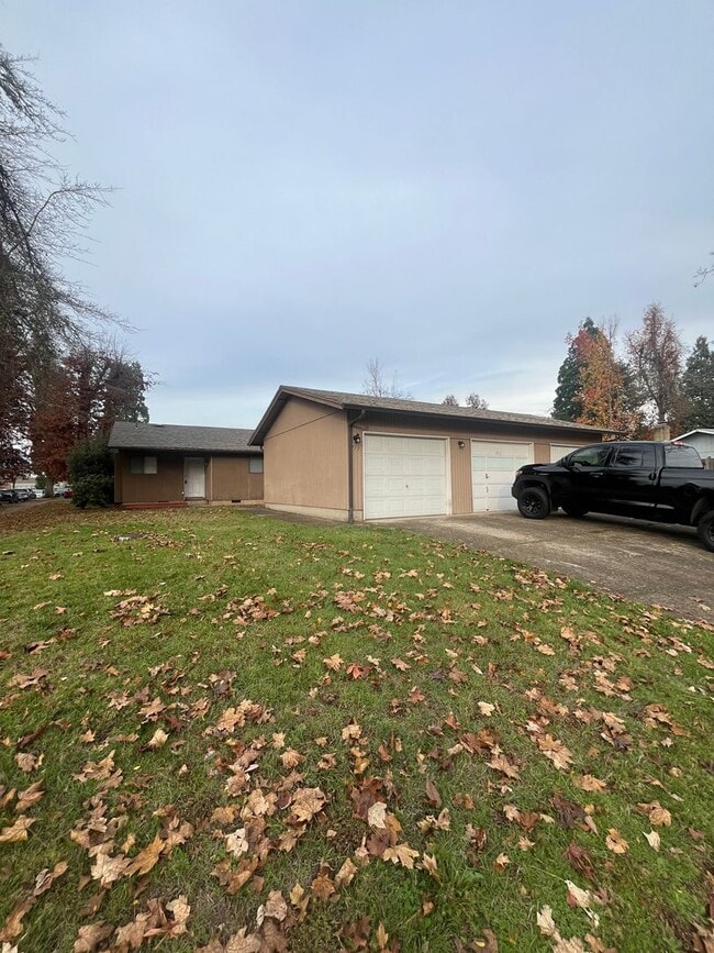 Building Photo - 2-Bedroom 1-Bathroom Tri-Plex in Thurston!