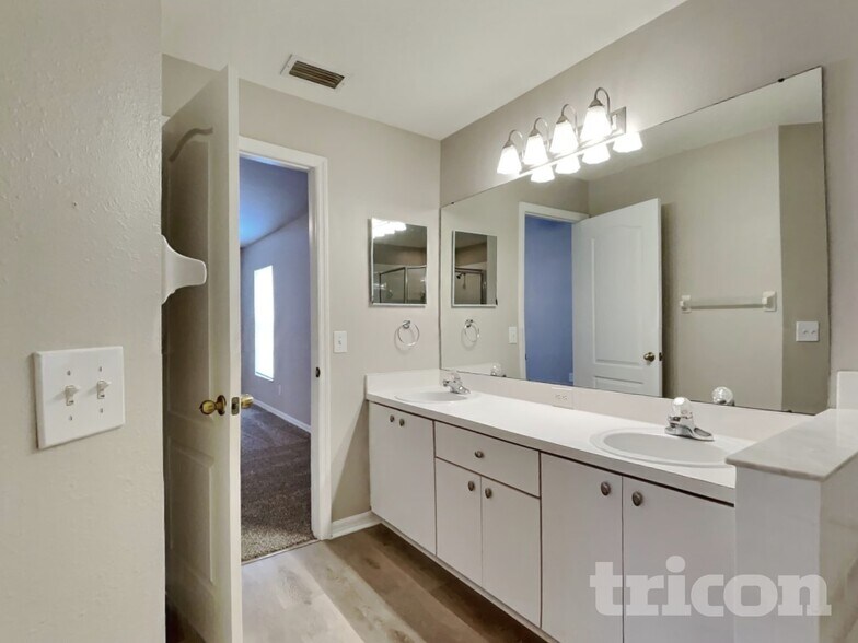 Building Photo - 24349 Rolling View Ct