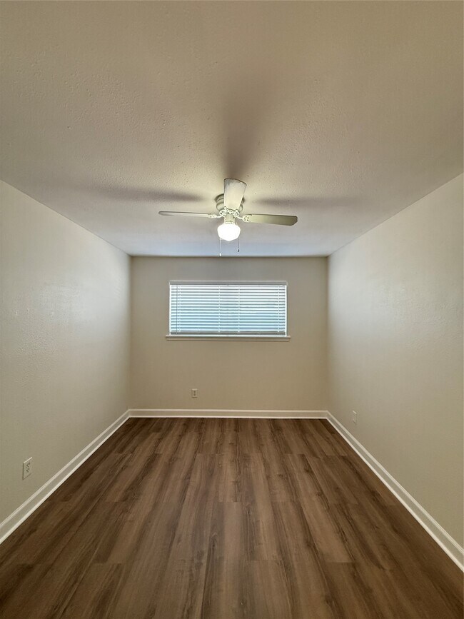 Building Photo - 1141 N Durham Dr