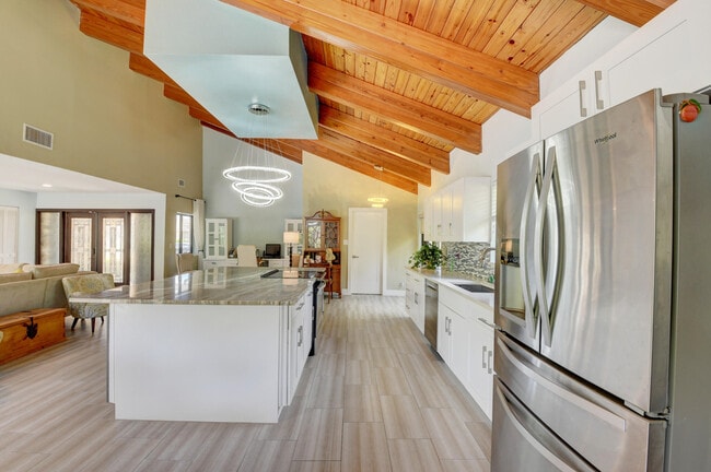 Building Photo - 5850 Vista Linda Ln