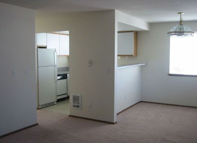 Building Photo - Well-Maintained 2 bed, 2 bath unit in 4-Pl...