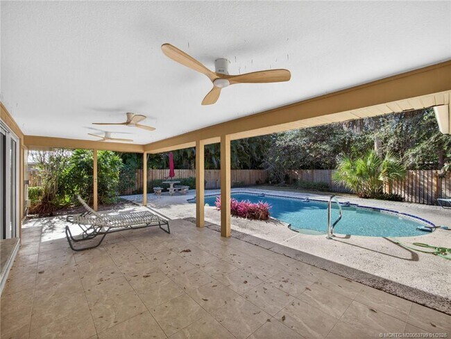 Building Photo - 3055 SE Glasgow Dr