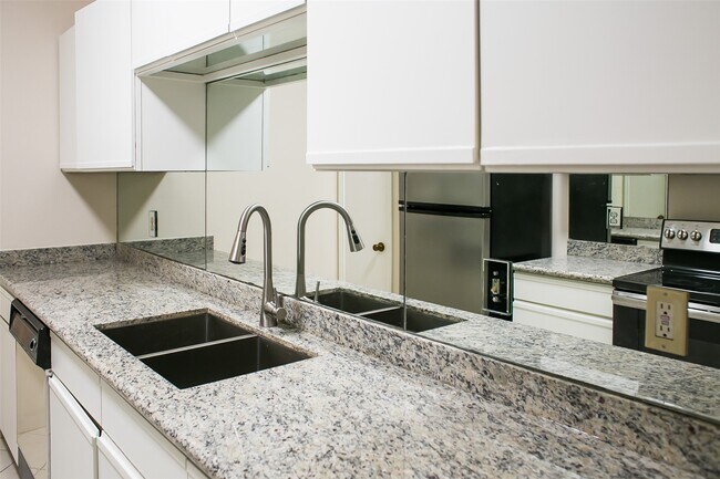Building Photo - 3098 Holly Hall St