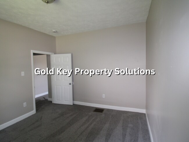 Building Photo - 3 BR 1 BA House with New Carpet and Paint ...