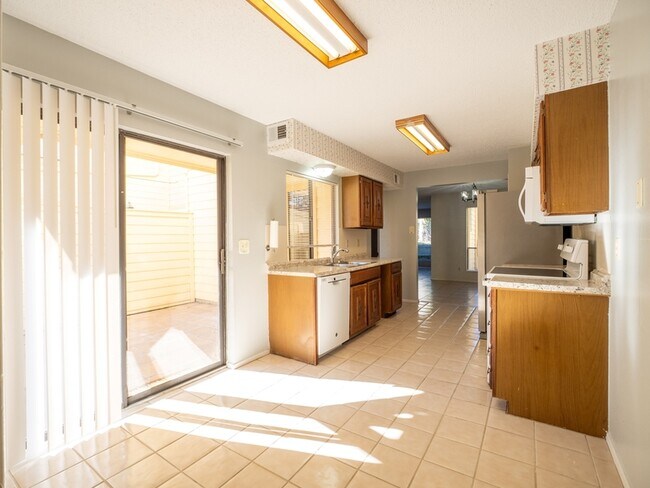 Building Photo - 1209 Hi Stirrup