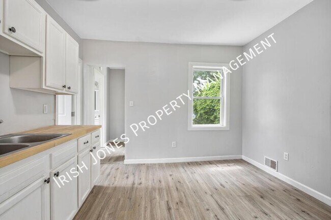 Building Photo - 529 Winslow Ave