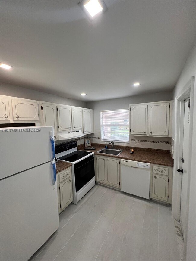 Building Photo - 501 Blue Heron Dr