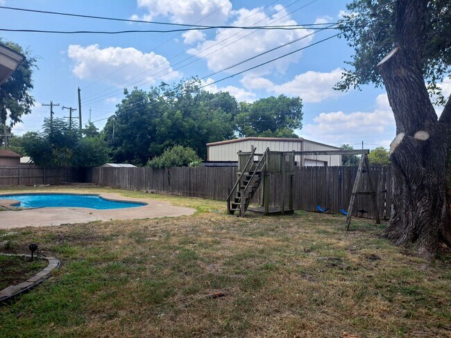 Building Photo - Spacious 3 bedroom 2 bath home w/ swimming...