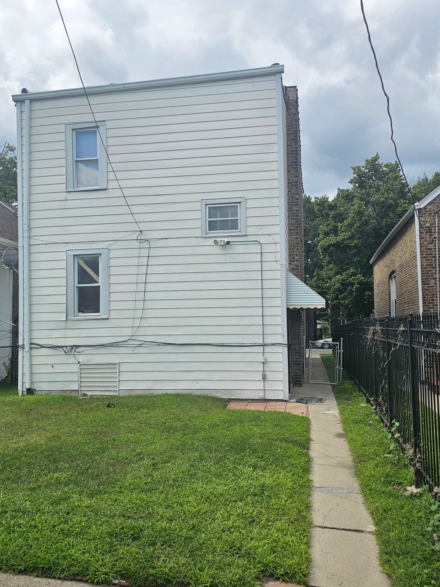Building Photo - 7627 S King Dr
